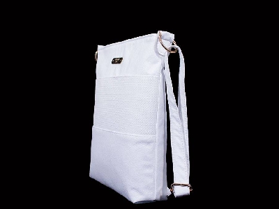 Γυναικεία λευκή τσάντα από δέρμα των γυναικών που παράγονται στη Βουλγαρία