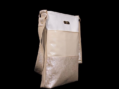 Τσάντα από δερματίνη σε συνδυασμό με μοναδικά χρώματα λευκό, μπεζ και καφέ