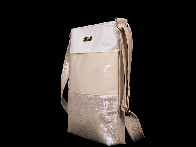 Τσάντα από δερματίνη σε συνδυασμό με μοναδικά χρώματα λευκό, μπεζ και καφέ