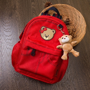 Σακίδιο των παιδιών για το σχολείο με Winnie: κόκκινο και σκούρο μπλε με αρκούδα