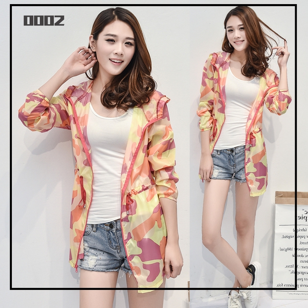 Дамско камуфлажно тънко туристическо  яке с качулка