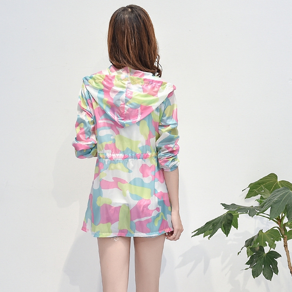 Дамско камуфлажно тънко туристическо  яке с качулка