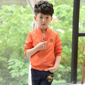 Παιδικά  μπουφάν για το  φθινοπώρου για αγόρια σε μαύρο και πορτοκαλί χρώμα.