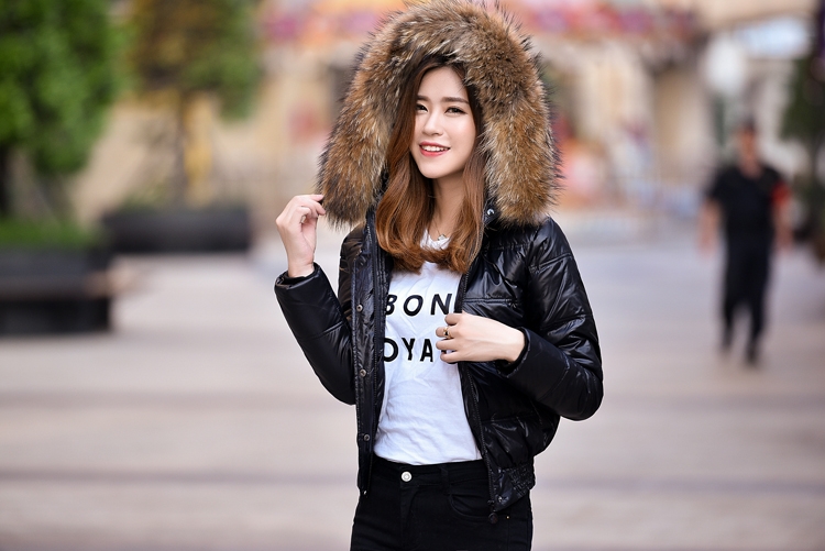 Дамско късо яке с естествен пух на качулката, с пълнеж от гъши пух: Бежово и Черно