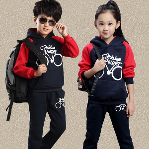 Παιδικές φόρμες για αγόρια και κορίτσια για φθινόπωρο και αθλητισμό σε μαύρο, κόκκινο ή ροζ χρώμα
