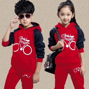 Παιδικές φόρμες για αγόρια και κορίτσια για φθινόπωρο και αθλητισμό σε μαύρο, κόκκινο ή ροζ χρώμα