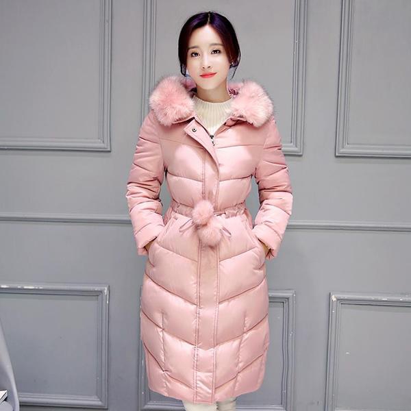Дамско зимно дебело яке в различни цветове с пухена качулка и топчета 