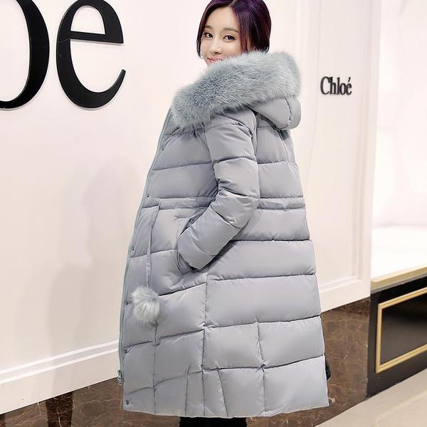 Дамско зимно дебело яке в различни цветове с пухена качулка и топчета 