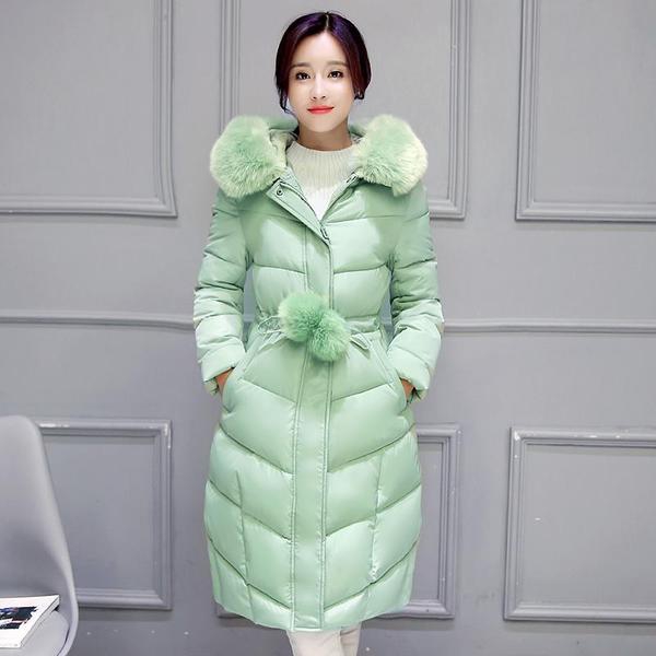 Дамско зимно дебело яке в различни цветове с пухена качулка и топчета 