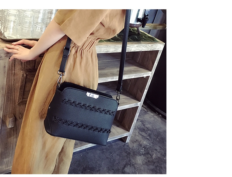 Дамска чанта от изкуствена кожа и покривен материал полиестер в два цвята бяла и черна за през рамо