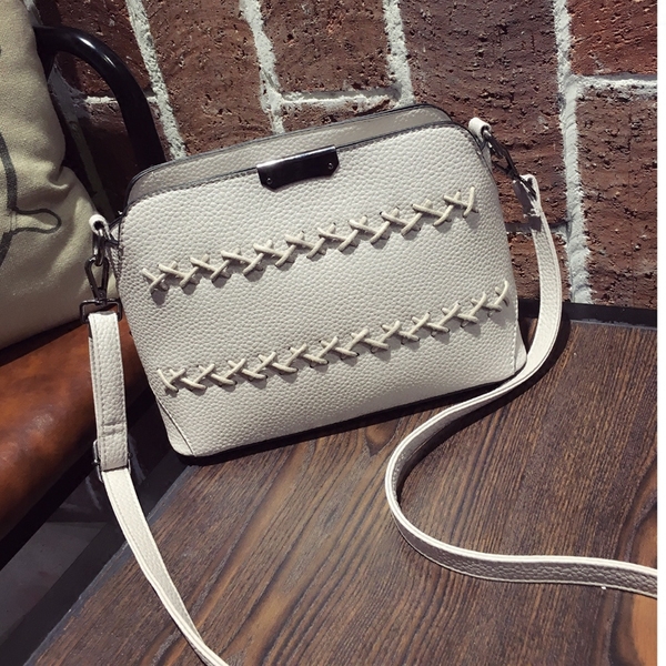 Дамска чанта от изкуствена кожа и покривен материал полиестер в два цвята бяла и черна за през рамо