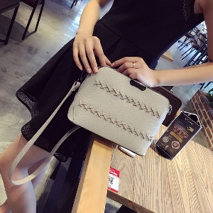Τσάντα από δέρμα faux και υλικό στεγών πολυεστέρα σε δύο χρώματα λευκό και μαύρο  για ώμου