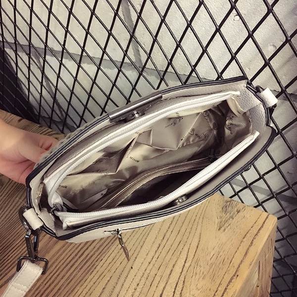 Дамска чанта от изкуствена кожа и покривен материал полиестер в два цвята бяла и черна за през рамо