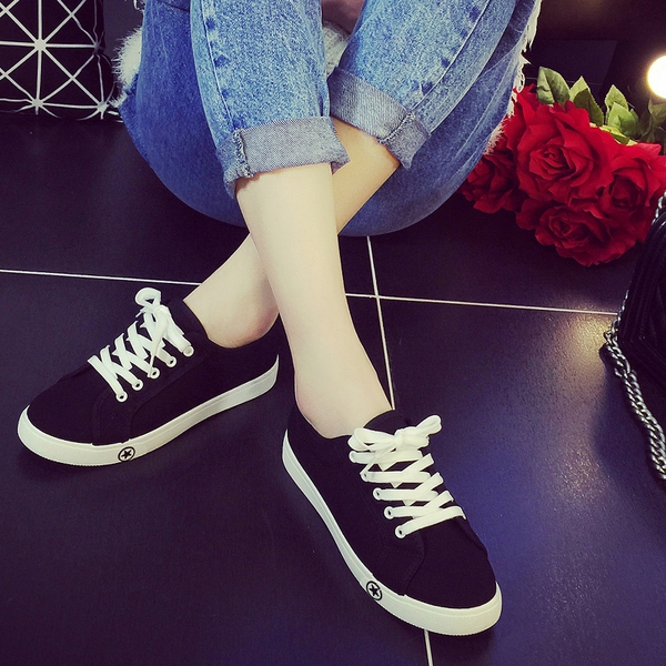 Дамски маратонки в черно и бяло