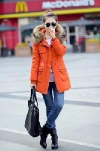 Дамско дълго топло яке с пухена качулка в осем цвята. 