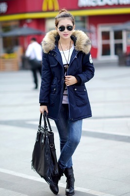 Дамско дълго топло яке с пухена качулка в осем цвята. 