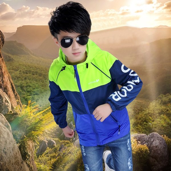 Два модела детски есенни якета за момчета.