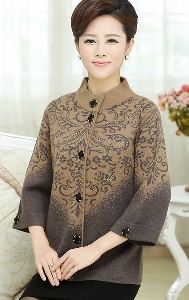 Дамско палто за жени на средна възраст с флорални мотиви - малки и големи размери.