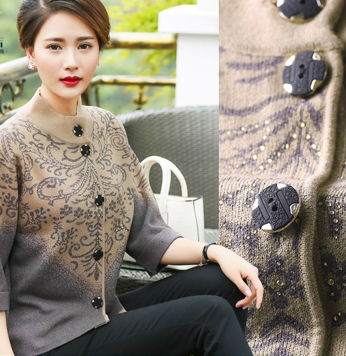 Дамско палто за жени на средна възраст с флорални мотиви - малки и големи размери.