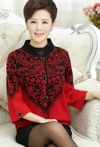 Дамско палто за жени на средна възраст с флорални мотиви - малки и големи размери.