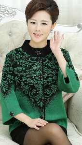 Дамско палто за жени на средна възраст с флорални мотиви - малки и големи размери.