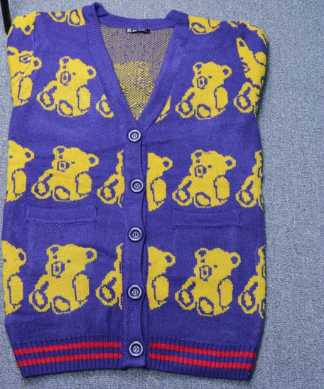 Дамска плетена жилетка в тъмно синьо на мечета