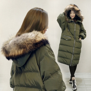 Дамско зимно яке с качулка с еко пух и пълнеж, подходящо за студените дни-зелено и черно.