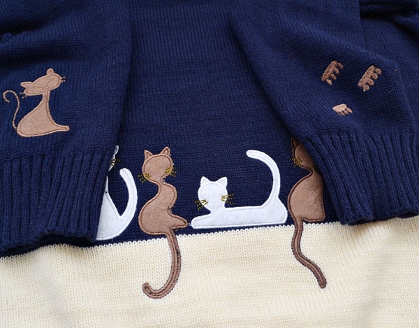 Женски пуловер с бродерия на коте 