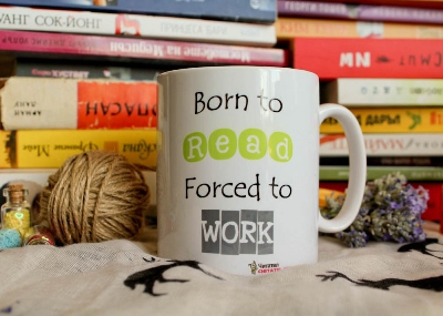 Чаша „Born to read forced to work“