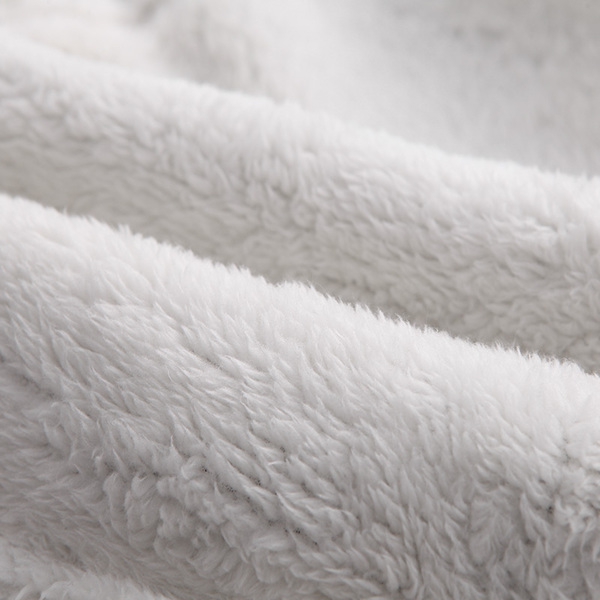 Ζεστά χειμωνιάτικα πουλόβερ σε τέσσερα χρώματα με ελάφι