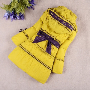 Παιδικό μακρύ μπουφάν για κορίτσια με κουκούλα και κορδέλα σε πέντε ζεστά χρώματα.