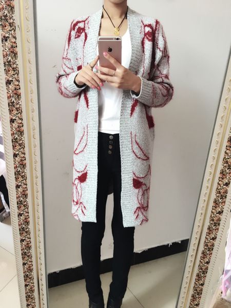 Есенна жилетка с черни, червени и сини мотиви.