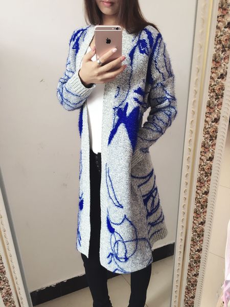 Есенна жилетка с черни, червени и сини мотиви.