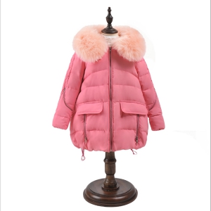 Красиви и топли детски зимни якета за момичета с голям пух на качулката и пухено топче в четири цвята.