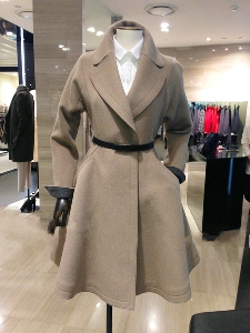 Γυναικείο χειμωνιάτικο παλτό σε τέσσερα χρώματα.