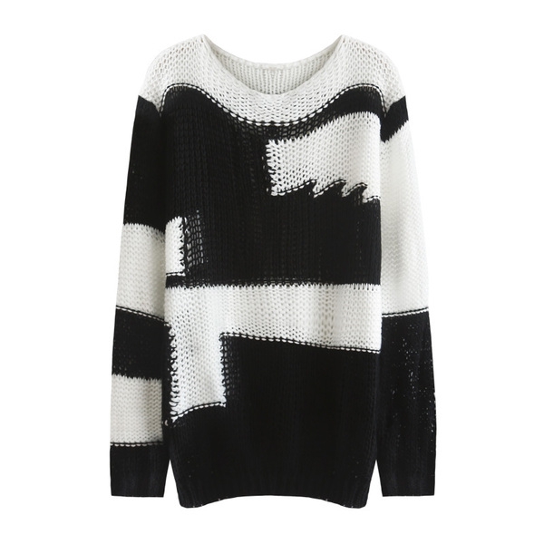 Ευρεία πουλόβερ σε μαύρο και άσπρο κατάλληλο για το φθινόπωρο και το χειμώνα ημέρες.