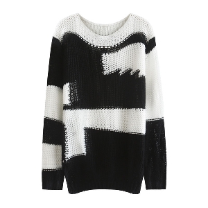 Широк пуловер в черно и бяло подходящ за есенно-зимните дни.