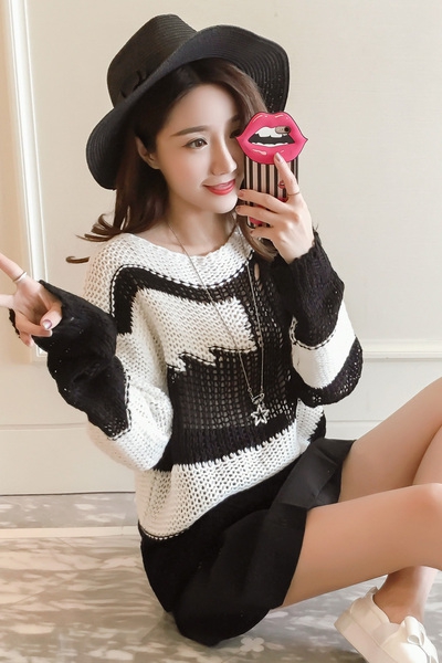 Ευρεία πουλόβερ σε μαύρο και άσπρο κατάλληλο για το φθινόπωρο και το χειμώνα ημέρες.