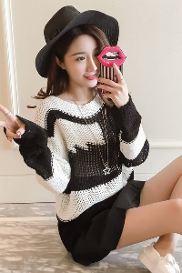 Широк пуловер в черно и бяло подходящ за есенно-зимните дни.