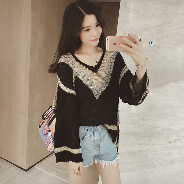 Γυναικείо πουλόβερ με μεγάλο V-λαιμό σε εθνοτικές κίνητρο