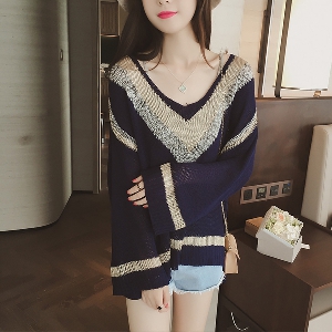 Дамски широк пуловер с V-образно деколте в етно мотив