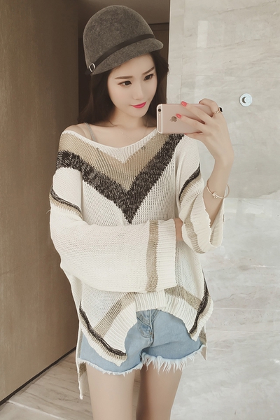 Γυναικείо πουλόβερ με μεγάλο V-λαιμό σε εθνοτικές κίνητρο