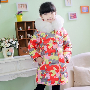 Детски зимни камуфлажни якета за момичета в четири цвята с голяма пухена качулка.