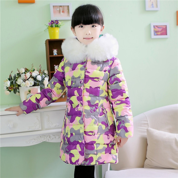 Παιδικό μπουφάν καμουφλάζ για το χειμώνα  για τα κορίτσια σε τέσσερα χρώματα με μία μεγάλη αφράτη κουκούλα.
