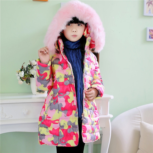 Детски зимни камуфлажни якета за момичета в четири цвята с голяма пухена качулка.