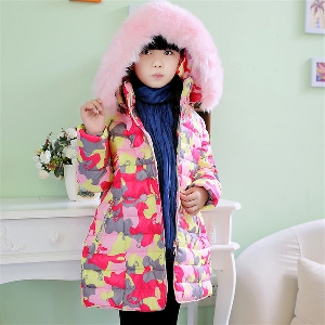 Детски зимни камуфлажни якета за момичета в четири цвята с голяма пухена качулка.