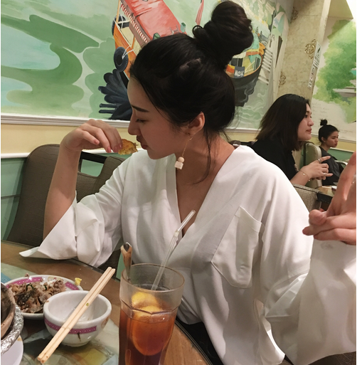 Κομψό πουκάμισο με φαρδιά μανίκια σε μαύρο και άσπρο.