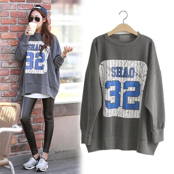 Дамски дълъг спортен пуловер в сиво и черно