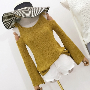 Дамски пуловер с голо рамо
