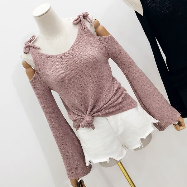 Дамски пуловер с голо рамо